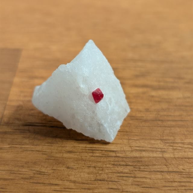 Spinel on quartz